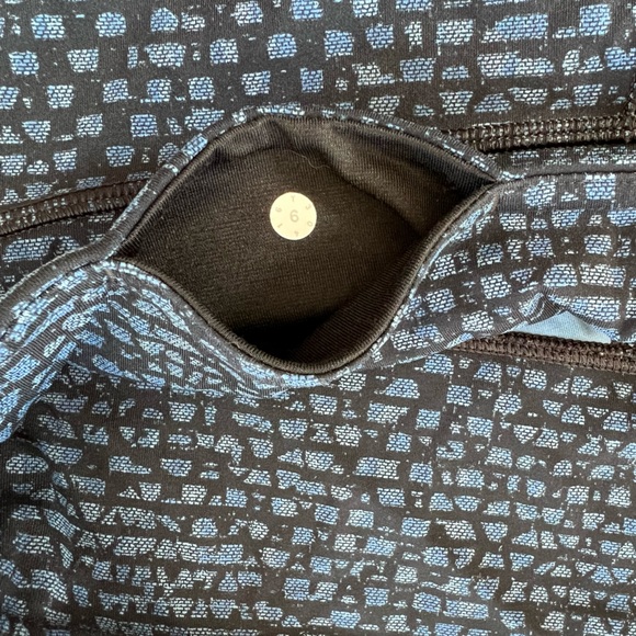 Lululemon Low rise Leggings- Size 6 - Picture 3 of 3